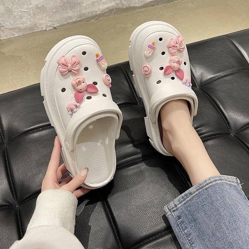 storibeaming's tweet photo. รองเท้าสไตล์ Crocs รุ่นเสริมส้นแถมตัวติด ตั้ลร้ากกก ราคา 290 บาท ส่งฟรี !!
รุ่นนี้เหมาะกับหน้าฝนมากๆค่ะ 💧
🌷น้องมี 2 สี นะคะ ขาว เเละ ดำ 
มี 3 ไซส์ แนะนำเพิ่ม+1 ไซส์ 
S  = 36-37
M = 38-39
L  = 40-41
#รองเท้าแฟชั่น #รองเท้าแตะ https://t.co/lw6WSg9VED