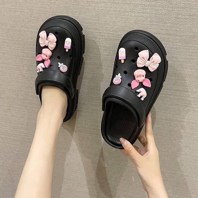 storibeaming's tweet photo. รองเท้าสไตล์ Crocs รุ่นเสริมส้นแถมตัวติด ตั้ลร้ากกก ราคา 290 บาท ส่งฟรี !!
รุ่นนี้เหมาะกับหน้าฝนมากๆค่ะ 💧
🌷น้องมี 2 สี นะคะ ขาว เเละ ดำ 
มี 3 ไซส์ แนะนำเพิ่ม+1 ไซส์ 
S  = 36-37
M = 38-39
L  = 40-41
#รองเท้าแฟชั่น #รองเท้าแตะ https://t.co/lw6WSg9VED