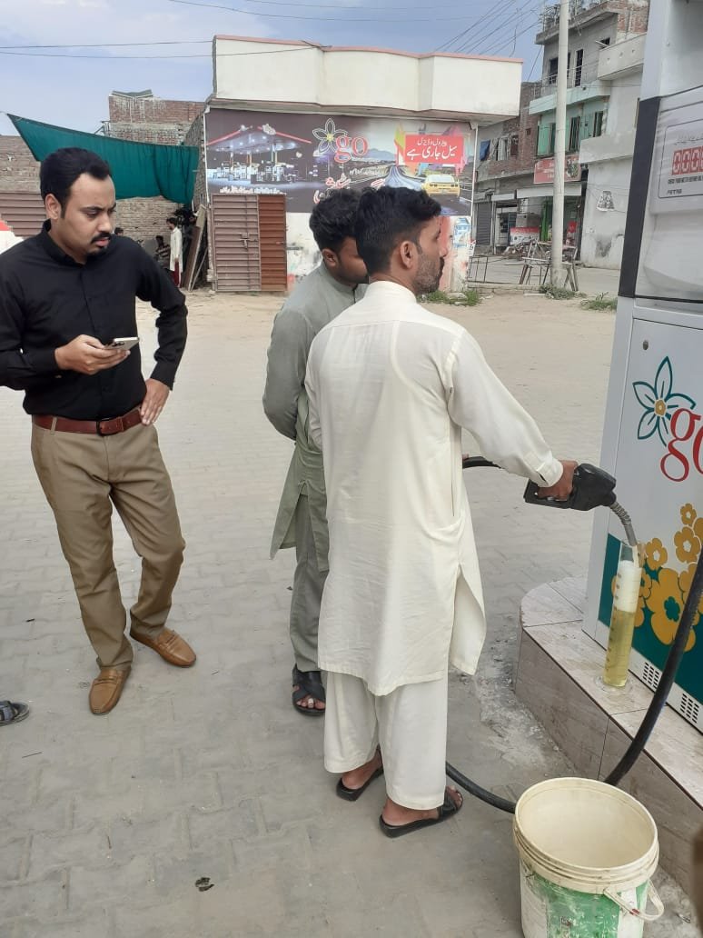 DCGRW's tweet photo. AC Sadar checked measures of fuel stations, imposed Rs.15000 on account of low measurements.

#PricesControl
#gujranwala 

@CMPunjabPK 
@CS_Punjab 
@CommissionerGu3 
@ICIDPunjab https://t.co/V6AAAXb8MD