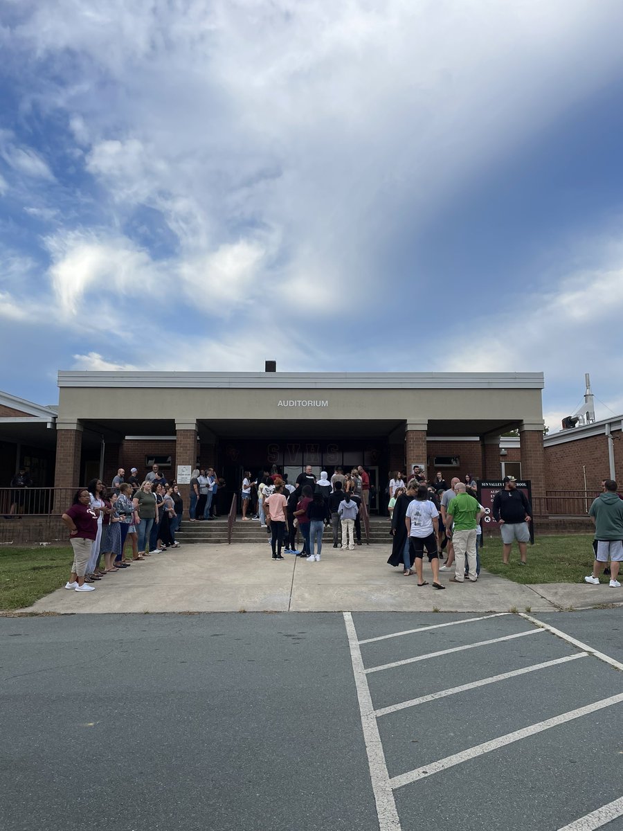 KirstenWeigert's tweet photo. Welcome to the Valley Class of 2026!! #welcomefreshman @SunValleyHSNC https://t.co/ZFdTx2gXbX