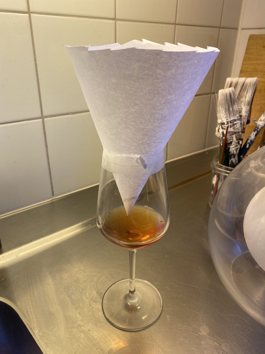 separerad's tweet photo. Vanligaste frågan jag får som doktorand som jobbar med bananflugor är hur man blir av med dem. Här kommer fälltips! Ta ett glas med lite vinäger och gör en papperstratt med en öppning på ca 0,5 cm i diameter. Tejpa kanterna mellan tratt och glas så de inte smiter ut. Voilà! https://t.co/wQysc8JFXa