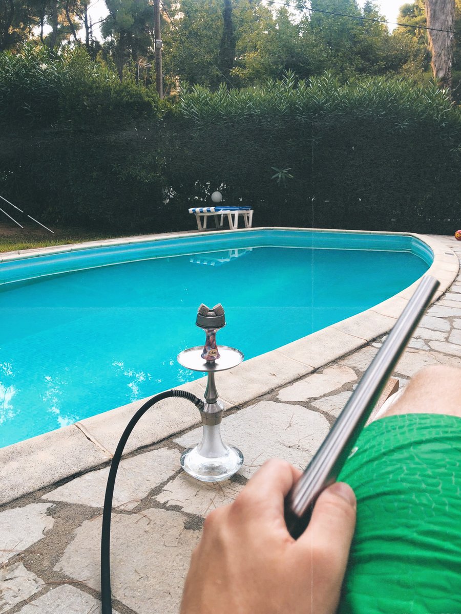 Petit moment chicha au bord la piscine avec la chicha EL-BADIA Z1 #oklm 🏝💨   

Shoppez la ici 👉 el-badia.com/fr/chicha-clas…
