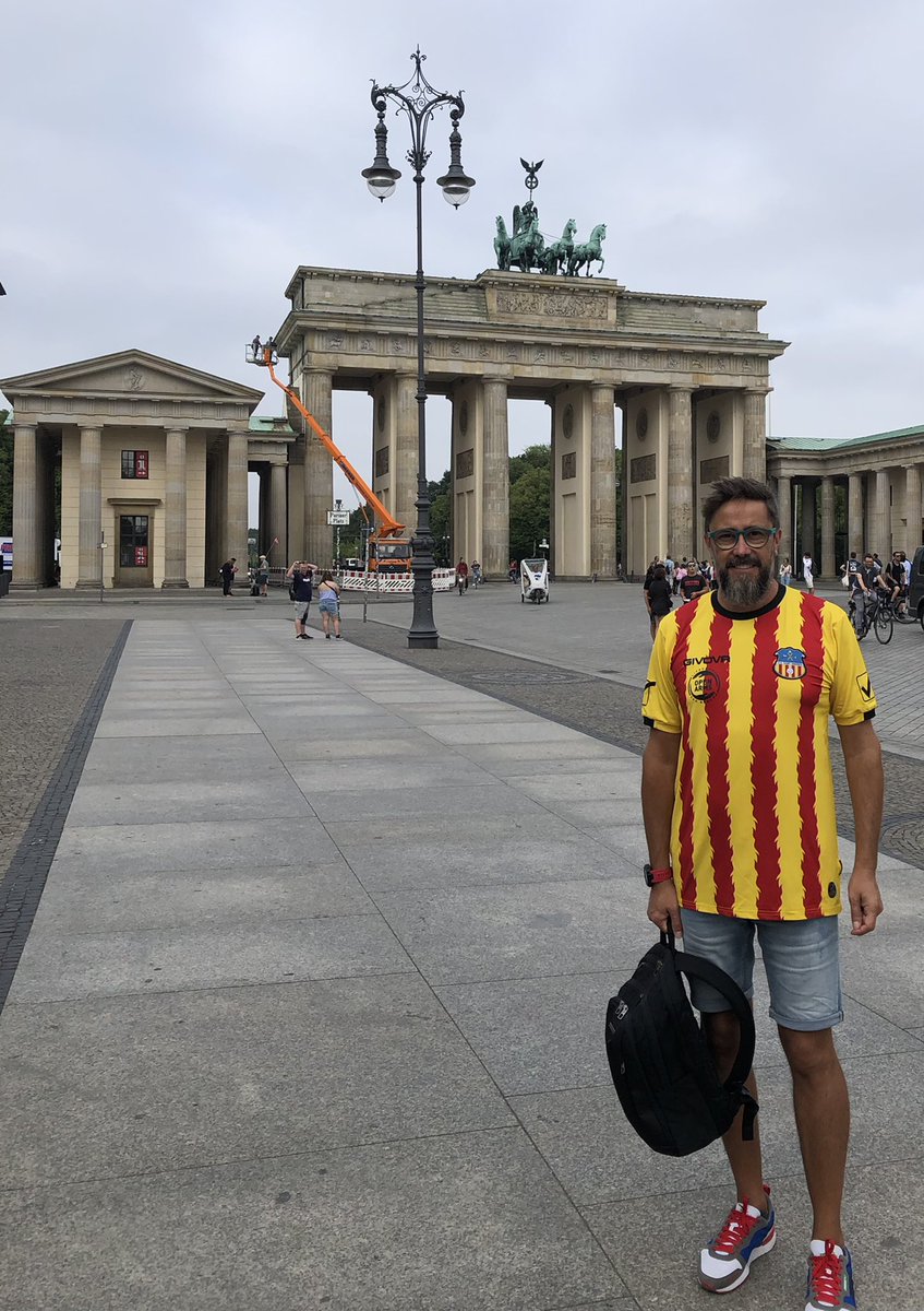 ToniCam78930464's tweet photo. #andreuencs pel món. Lluint els colors on calgui. @uesantandreu ❤️. Brandenbuger Tor (Berlín) https://t.co/YY1JPwhVRR
