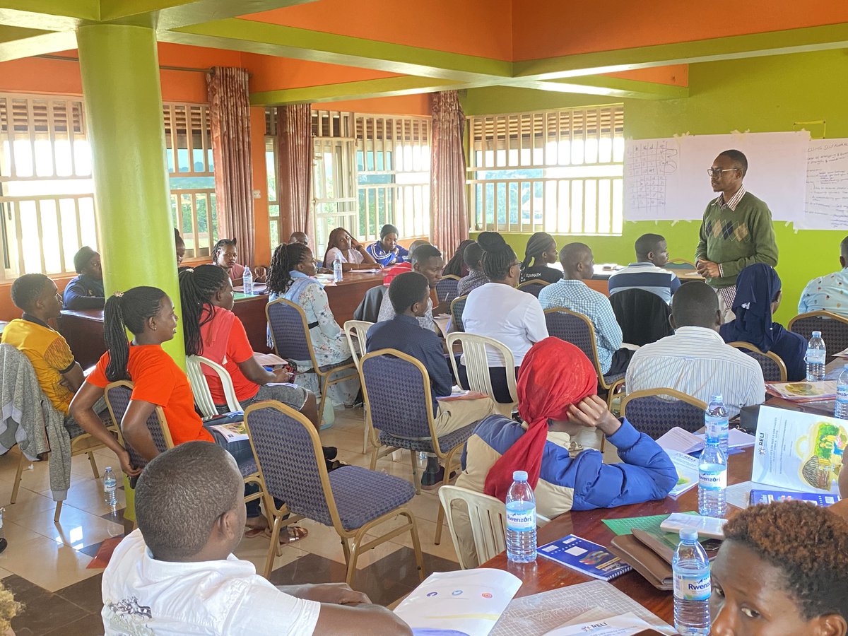 VPKalibbala's tweet photo. David Alela of @ZiziAfrique takes the team through assessing Collaboration which focuses on the sub-skills of Communication,Negotiation &amp; Working together in preparation for the @alive_programme Assessment of Life Skills &amp; Values in Wakiso district #ALiVEUG #LifeSkillsAssessment https://t.co/wT2dSz6CO0
