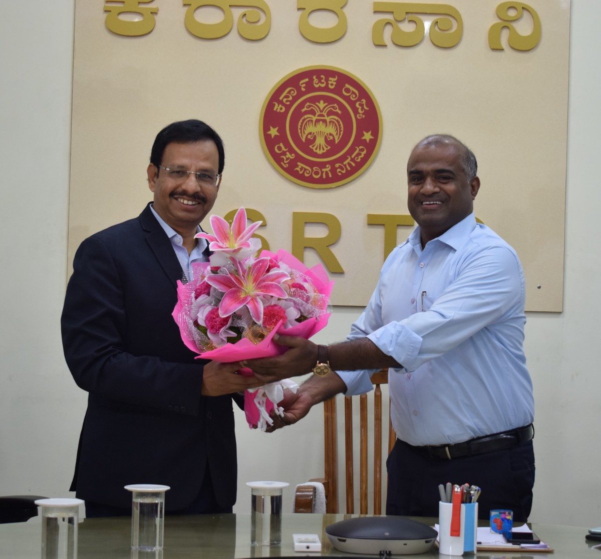 SajjanarVC's tweet image. Today met @KSRTC_Journeys MD, Sri V. Anbukkumar, IAS to discuss the expansion of interstate operations &amp;amp; other Transport related matters, Sri Bharath S. IAS, MD NWKRTC, Sri M. Rachappa, KAS MD, KKRTC 
Dr Y. Naveen Bhat IAS, Director (P&amp;amp;V) were present at the meeting
