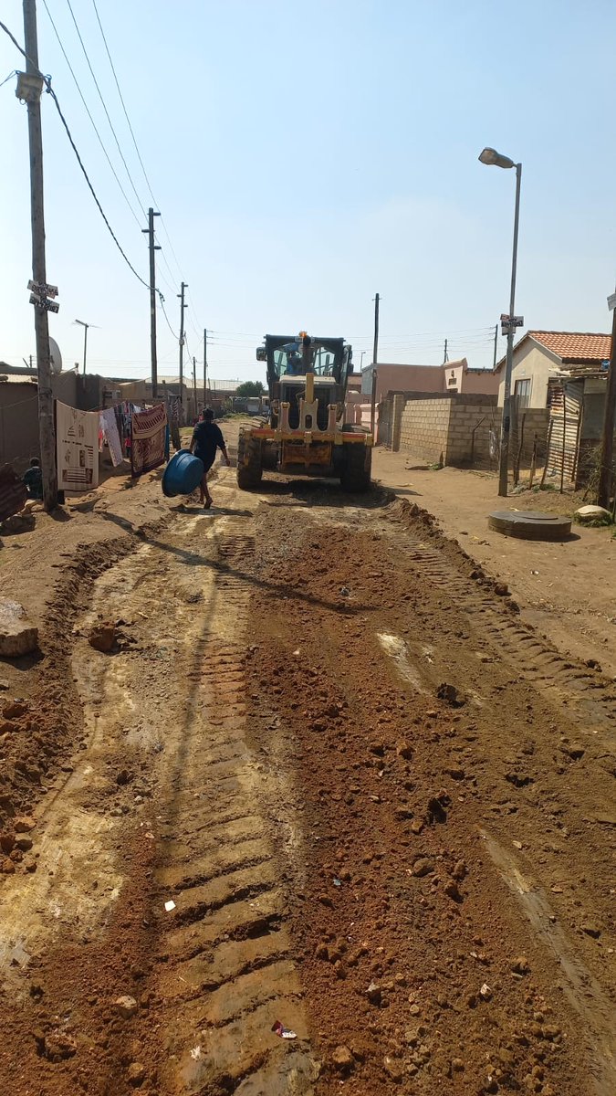 CRUMRegionA's tweet photo. Grading in progress at Mamtolo Informal Settlement, Ivory Park Ext 8. #weservejoburg #RegionOfExcellence @CityofJoburgZA @MyJRA @AbigailNdlovu16 @mphophalatse1 @txmendrew1 @LeahK28 https://t.co/PpSDdKFqAD