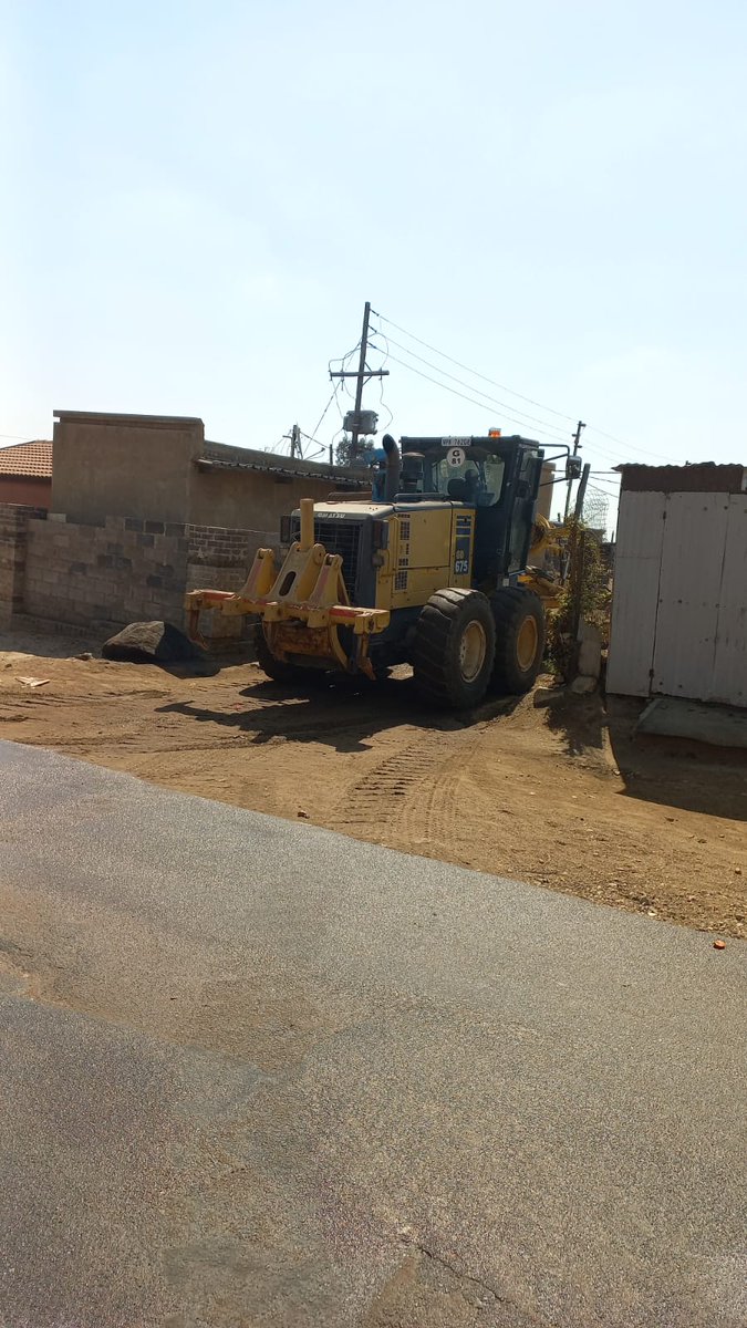CRUMRegionA's tweet photo. Grading in progress at Mamtolo Informal Settlement, Ivory Park Ext 8. #weservejoburg #RegionOfExcellence @CityofJoburgZA @MyJRA @AbigailNdlovu16 @mphophalatse1 @txmendrew1 @LeahK28 https://t.co/PpSDdKFqAD
