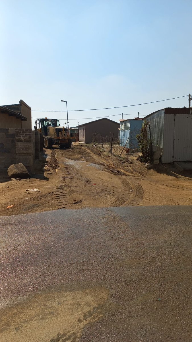 CRUMRegionA's tweet photo. Grading in progress at Mamtolo Informal Settlement, Ivory Park Ext 8. #weservejoburg #RegionOfExcellence @CityofJoburgZA @MyJRA @AbigailNdlovu16 @mphophalatse1 @txmendrew1 @LeahK28 https://t.co/PpSDdKFqAD