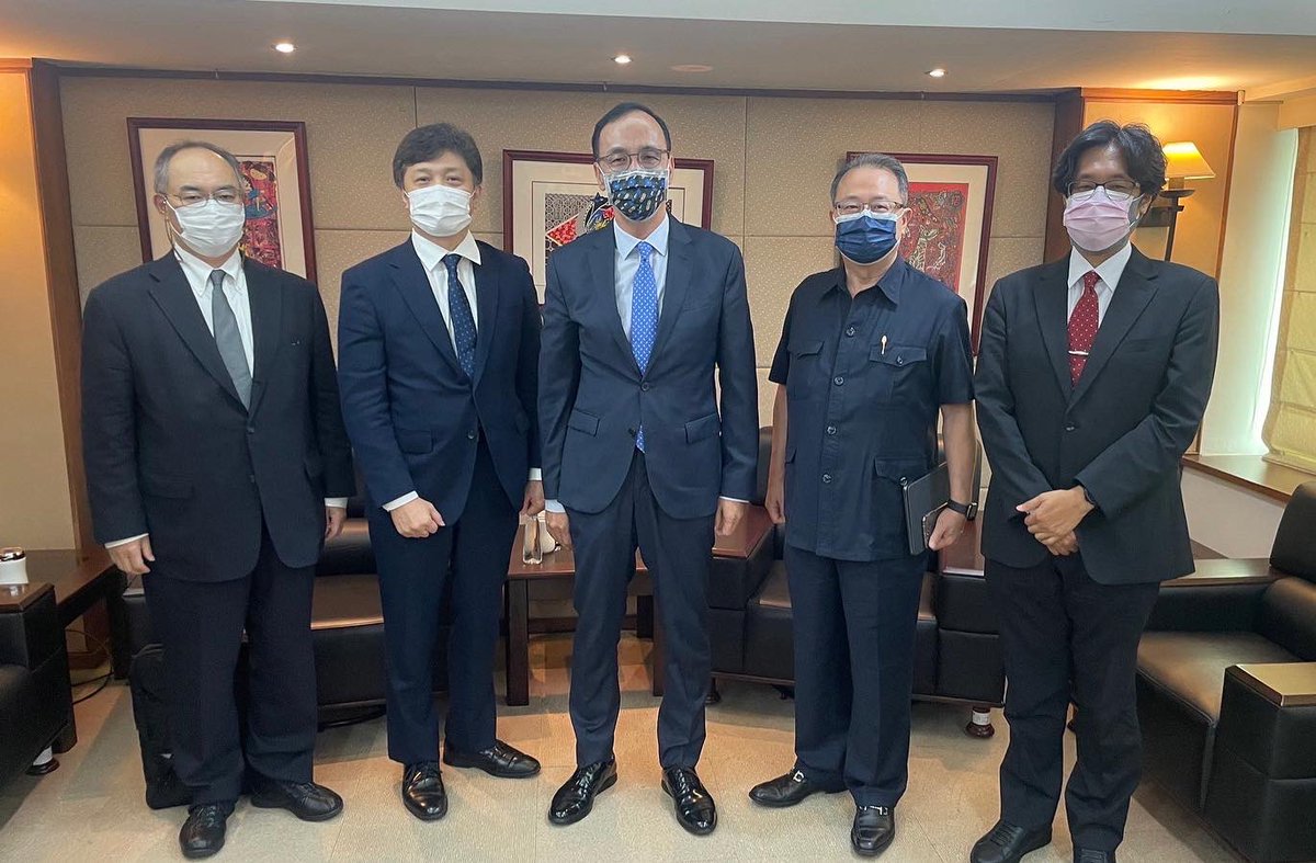 昨日松田康博教授と両岸関係や中国の軍事演習について会談しました。松田教授は東アジア政治の専門家として、台湾の発展や安全保障に関心を持っています。今回の会談によって日本学界の台湾情勢に対する見方への理解を更に深めました。