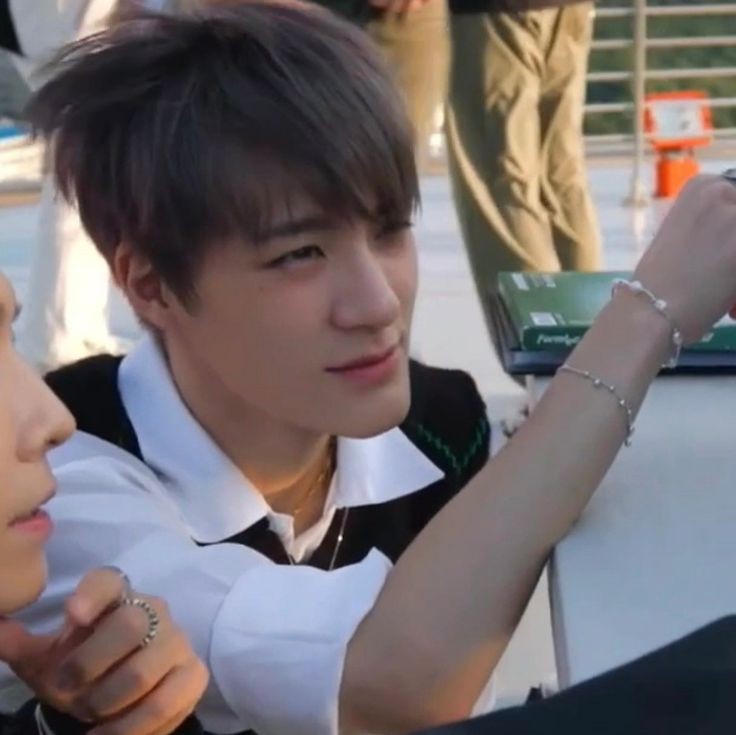 vgloriies's tweet photo. "chat elit, ngajak balikan sulit"

Lee jeno twotweet au.
© vgloriies https://t.co/Egd54oU3bN