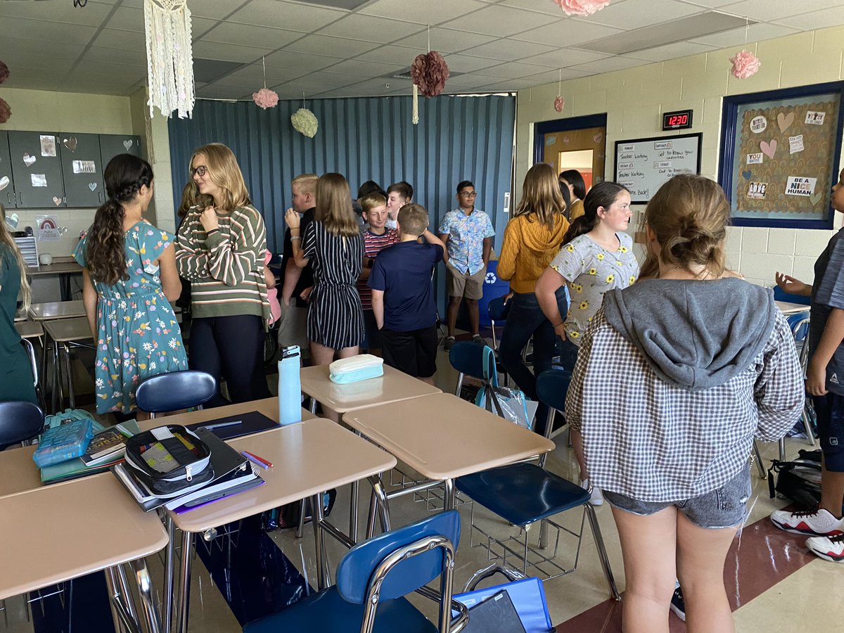 MrsBargerELA's tweet photo. First week of school is in the books! Students enjoyed getting to know one another using the Kagan activity “Stand Up. Hand Up. Pair Up.”
#MonroeJuniorHigh #ThriveInTheHive #EmbraceTheChaseDoTheWork #Kagan https://t.co/i8MsTs9dTq