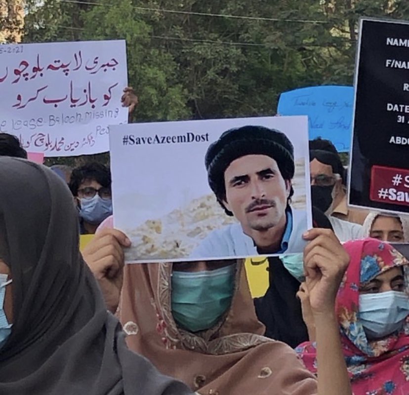 Rukhsanabalochh's tweet photo. ہم صرف اتنا ہی چاہتے ہیں کہ ہمارے پیاروں کو منظر عام پر لایا جائے، انکی گرفتاری واضح کی جائے، انہیں عدالت میں پیش کیا جائے جو انکا آئینی اور انسانی حق ہے۔
#SaveBalochMissingPersons 
#EndEnforcedDisappaerance
#ReleaseAzeemDost https://t.co/jjaLU2zkfy