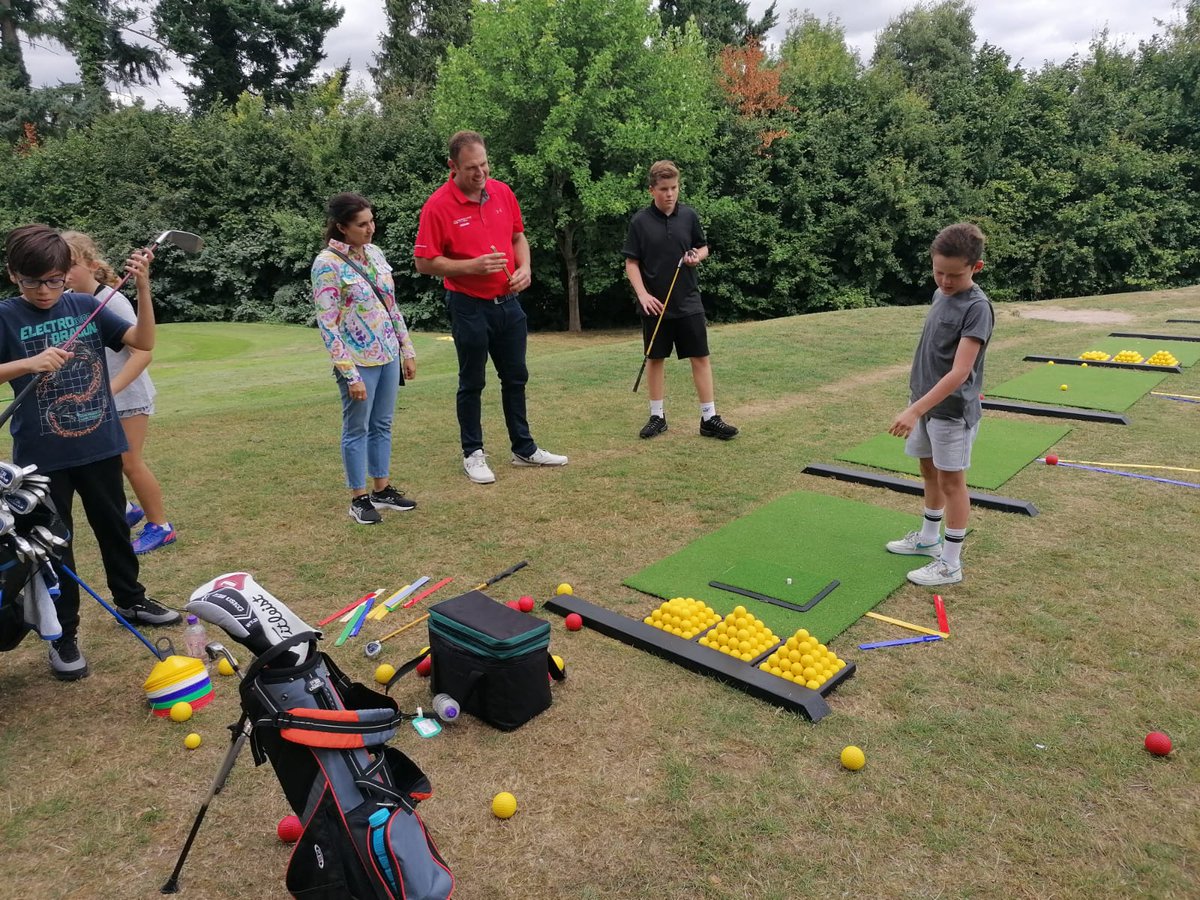 EA_CommunityDev's tweet photo. Another great day at our Summer HAPpy Camp 🏌️‍♀️ Huge thanks for Cllr @Reena_Ranger who came along check out the programme, discuss community opportunities within our centre, and hit a few super Golf shots in the process.

Only 1 day left tomorrow! 🏌🏼💃🏽

@EveryoneActive https://t.co/5H0rYDHBDd
