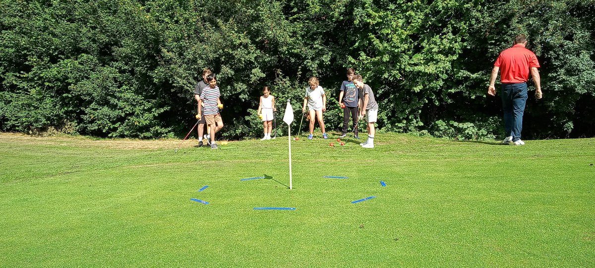 EA_CommunityDev's tweet photo. Another great day at our Summer HAPpy Camp 🏌️‍♀️ Huge thanks for Cllr @Reena_Ranger who came along check out the programme, discuss community opportunities within our centre, and hit a few super Golf shots in the process.

Only 1 day left tomorrow! 🏌🏼💃🏽

@EveryoneActive https://t.co/5H0rYDHBDd
