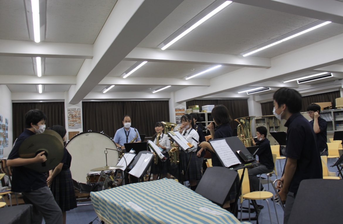 KGM_WIND's tweet photo. 今日はみんなで歌で音程を取る練習をしたあと、同じことをやっている同士で譜読みをしました‼︎

そして今日は部活終わりに2022年コンクール課題曲の"ブルースプリング"を残っている人だけで合わせをして達成感や吹奏楽の楽しさをみんなで感じました💗
#KGM_WIND  #関六ブラスの日常 https://t.co/y1Ysftk9fM