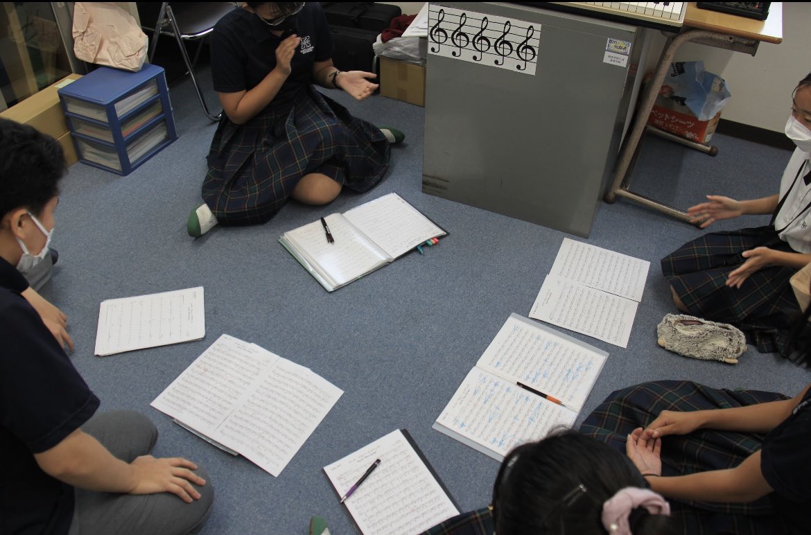 KGM_WIND's tweet photo. 今日はみんなで歌で音程を取る練習をしたあと、同じことをやっている同士で譜読みをしました‼︎

そして今日は部活終わりに2022年コンクール課題曲の"ブルースプリング"を残っている人だけで合わせをして達成感や吹奏楽の楽しさをみんなで感じました💗
#KGM_WIND  #関六ブラスの日常 https://t.co/y1Ysftk9fM