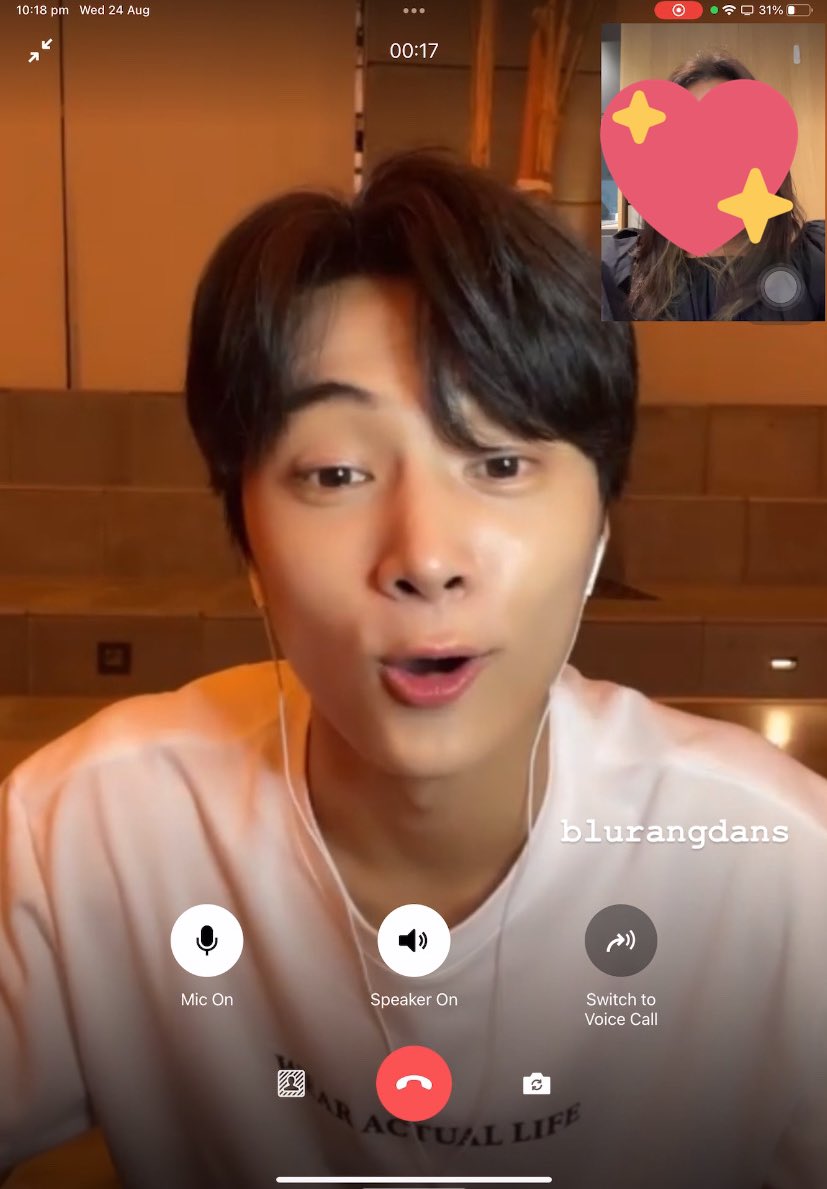 maknaezzip's tweet photo. 220824 엔하이픈 이즈위 영통 팬싸 #JAY #제이

when he finally saw my face on the camera and realised who i am when i asked him do you remember me 🥹 CRYIGN SO BAD RN https://t.co/gjmCY3BuyI