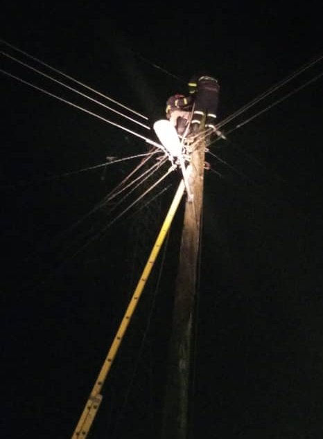 Alejandro843102's tweet photo. Nuestros trabajadores de la Empresa Eléctrica merecen el reconocimiento, quienes los ven tabajar y lo peligroso de esa labor, sabemos del valor de esos hombres. #CubaViveYTrabaja #CubaPorLaVida #CubaEsAmor 
@gobhabana @AMPPLaLisa6 @universidad_uci https://t.co/xIyWdCsH6c