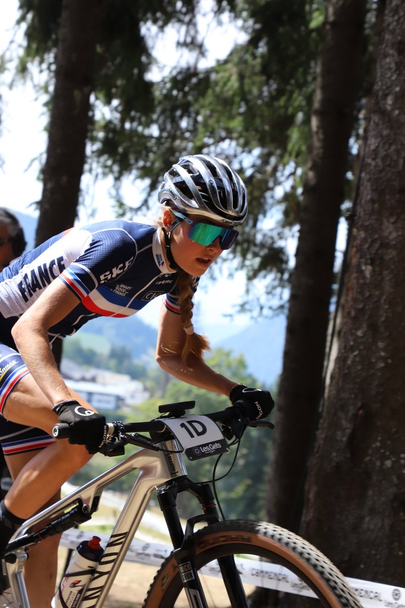 PhotoSebt's tweet photo. Pas de 1ere médaille pour la France et les locales @LoanaLecomte &amp; Line Burquier aux Gets dans le relais par équipe 
#vtt #mtb #WorldChampionships2022 #france #FFC https://t.co/YIoC1HzHGn
