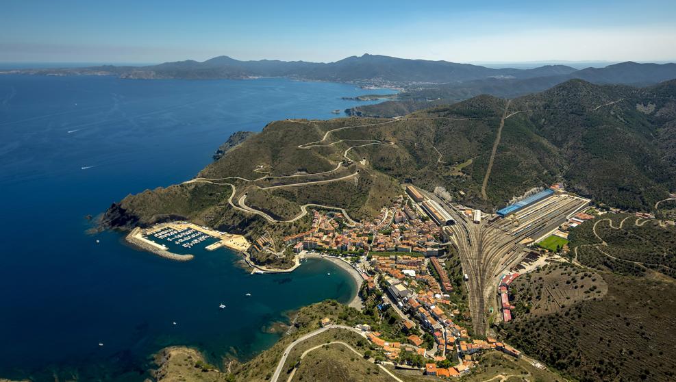 Tweet de #boncatalà del 24 d'agost.

Els mots composts s'han de dir amb dos accents, els que corresponen als dos elements que els formen.

Per exemple, «Portbou» no s'ha de pronunciar "purtbou" sinó com si s'escrivís "Pòrtbòu", amb dues 'o' obertes.

Feu-ho córrer, si us plau!