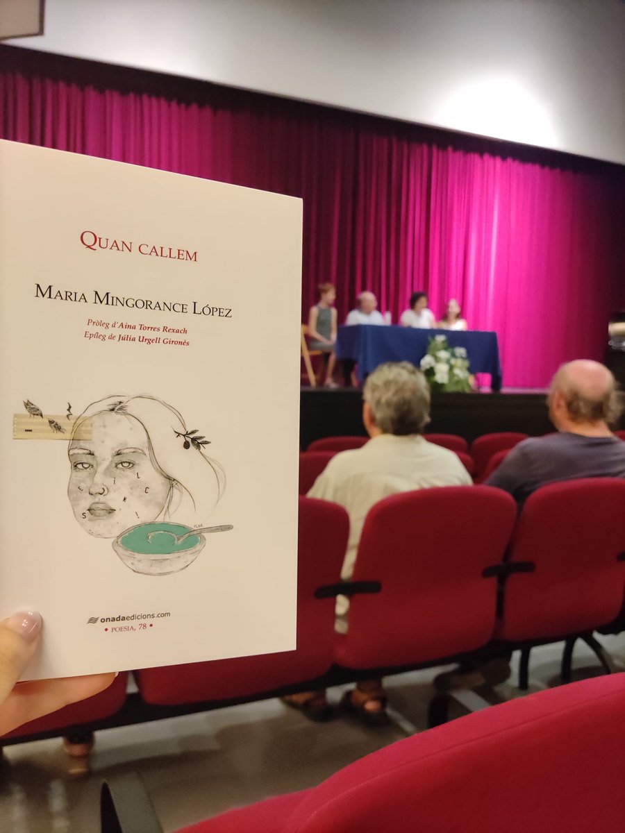 juliaurgi's tweet photo. Ahir, enmig de la Festa Major de la Sénia, la @mariamingo239 va presentar el seu primer poemari "Quan callem" editat per @OnadaEdicions 

Quin goig acompanyar-la en este camí! La Maria, amb una sensibilitat indescriptible i la generositat de compartir-la! 💜

Enhorabona! 📖 https://t.co/CmWMf0mHQA