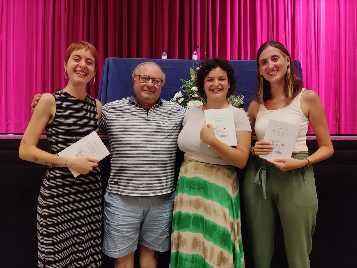 juliaurgi's tweet photo. Ahir, enmig de la Festa Major de la Sénia, la @mariamingo239 va presentar el seu primer poemari "Quan callem" editat per @OnadaEdicions 

Quin goig acompanyar-la en este camí! La Maria, amb una sensibilitat indescriptible i la generositat de compartir-la! 💜

Enhorabona! 📖 https://t.co/CmWMf0mHQA