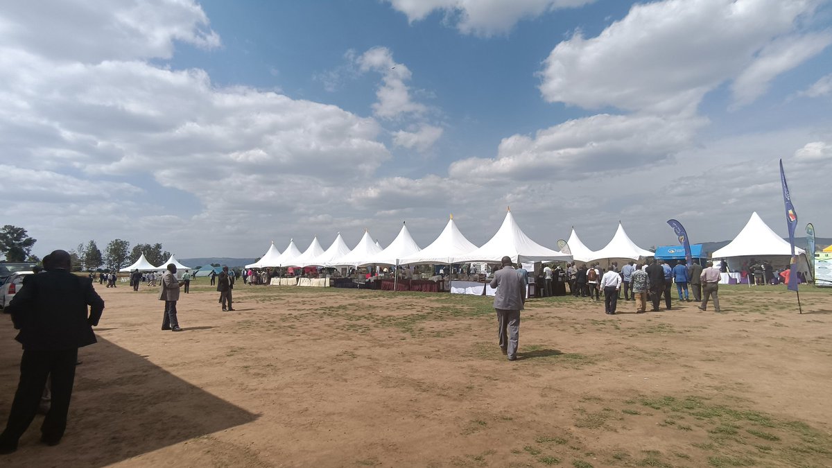 Ntare_School's tweet photo. Ntare School is privileged to host the 2022 Annual General Meeting of the Association of Secondary School Headteachers of Uganda (ASSHU). The 3day General Meeting that officially begun today is hosting all Headteachers from across the country with some of their students https://t.co/qOR4xkI5FT