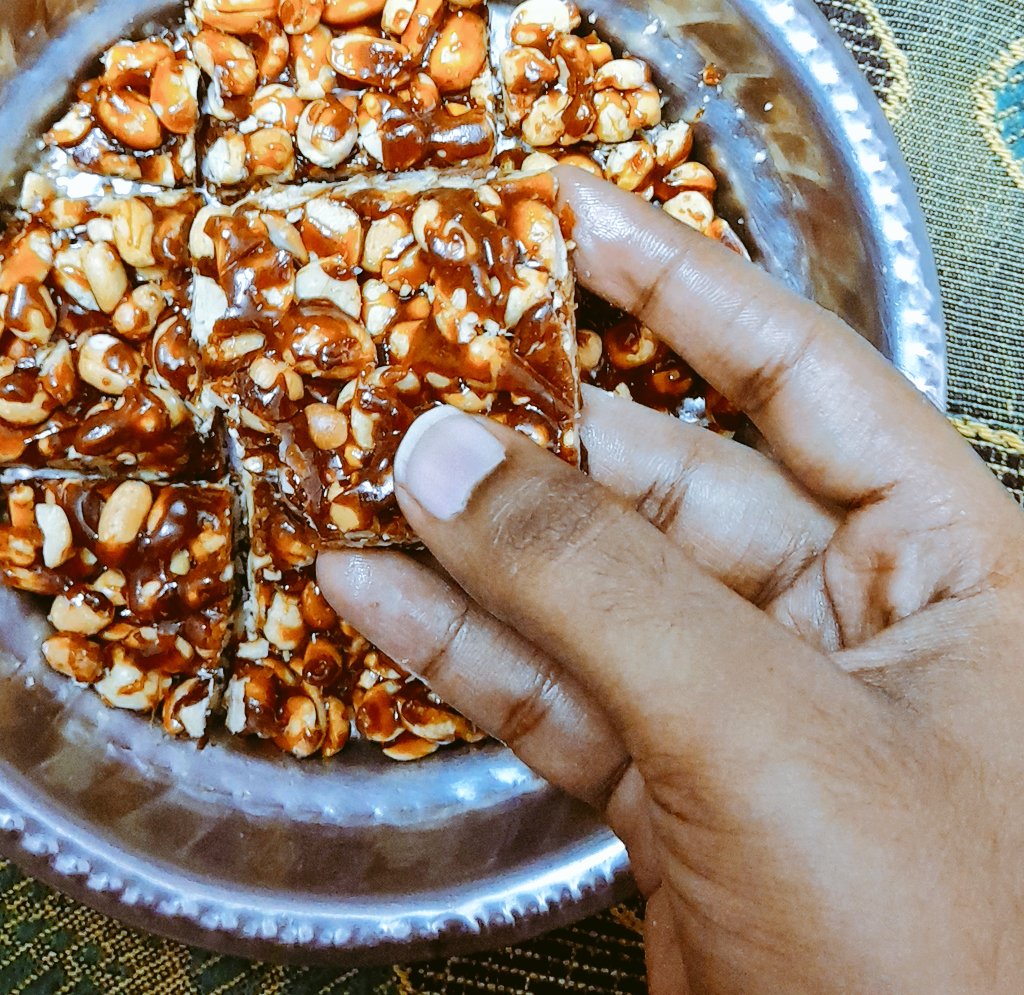 kanika_2203's tweet photo. Sweet senja nalladhu nadakum nu summava sonnanga😋😏
Song update laam varudhu💃💃🔥🔥
#ChefKay https://t.co/1TPVpPVf0V