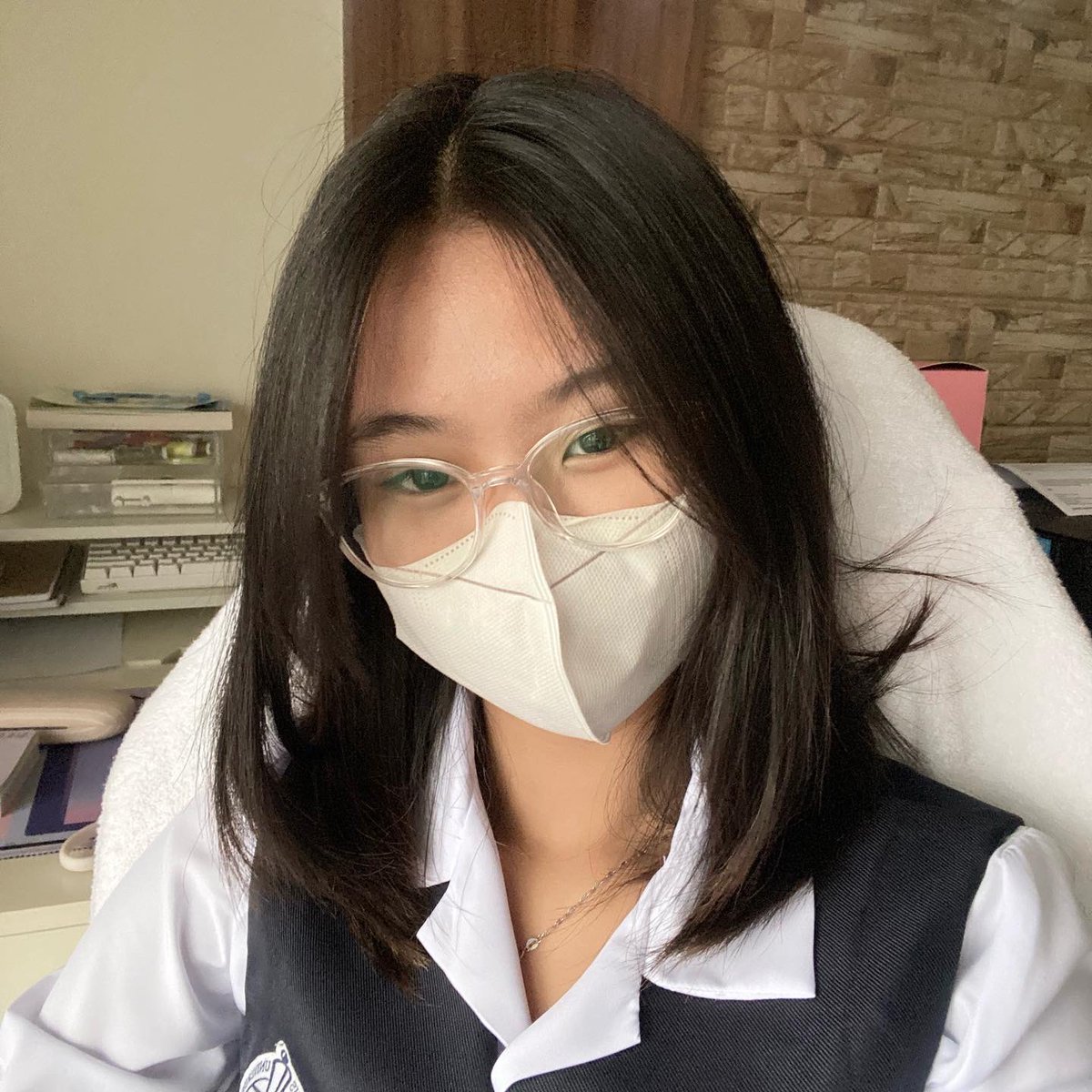 lloveclaire's tweet photo. back 2 school gal https://t.co/NWQq11dJrL