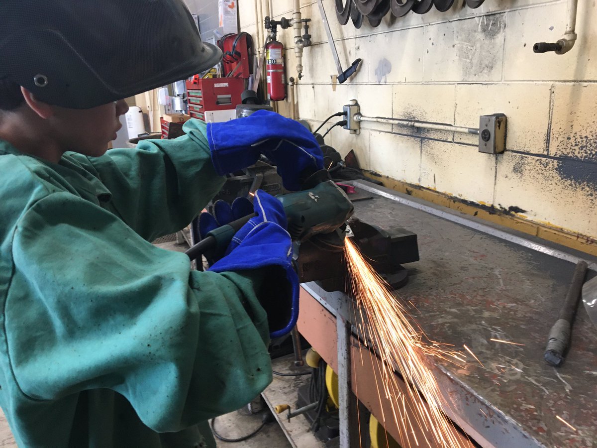 MrTirone's tweet photo. Great week working these young kids at the Mind Over Metal welding camp.  @GEDSB @DSSTweet @CSSWarriors #welding #stickweld #migwelding  #Grinder https://t.co/7pewRuQWY9