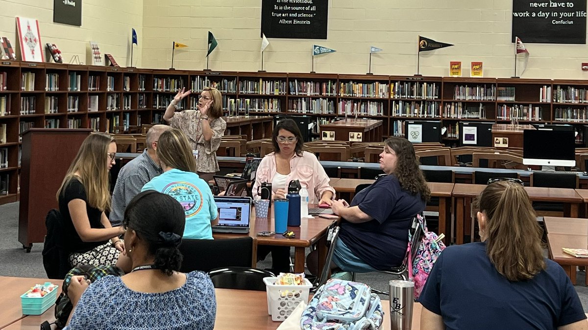 CherylPutnam8's tweet photo. HS ELA District Meeting 2022 #allinBCPS #ignitelearningBCPS https://t.co/ayqJ6NhqeI