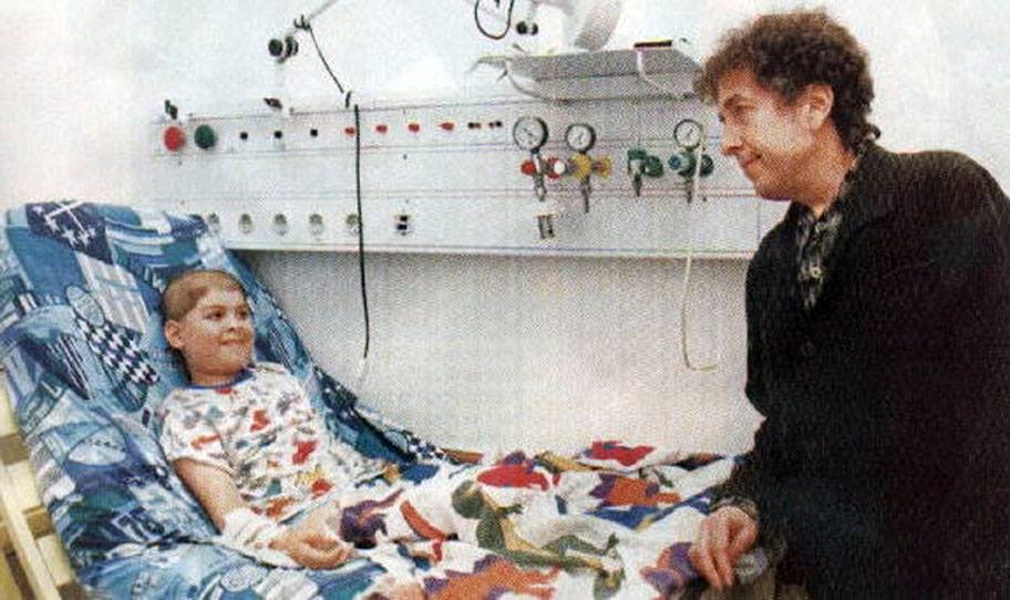 canyoushareit's tweet photo. Scenes from and around Bob Dylan's South American tour. Includes a visit to Hospital de Niños Ricardo Gutiérrez in Buenos Aires.

These 1998 concert tapes are missing - do you have these or know anyone to ask?
Apr 5 Buenos Aires 🇦🇷
Apr 7 Porto Alegre 🇧🇷
Apr 11 Rio de Janeiro 🇧🇷 https://t.co/rogwrgsAR2