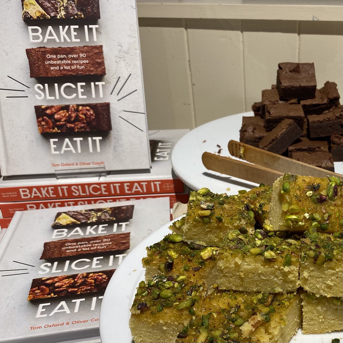 thebookeryhq's tweet image. Huge thanks to Oliver and Tom from @explodingbakery for coming to share the baking love & thank you to everyone who joined us!❤️📚✨
It's perfect weather for baking 😊
➡️ thebookery.org.uk/product/bake-i…
#jointhebakingrevolution #lovebrownies #choosebookshops #signedbooks #crediton