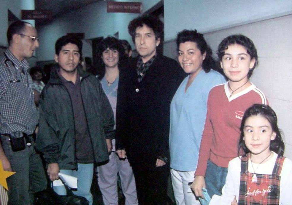 canyoushareit's tweet photo. Scenes from and around Bob Dylan's South American tour. Includes a visit to Hospital de Niños Ricardo Gutiérrez in Buenos Aires.

These 1998 concert tapes are missing - do you have these or know anyone to ask?
Apr 5 Buenos Aires 🇦🇷
Apr 7 Porto Alegre 🇧🇷
Apr 11 Rio de Janeiro 🇧🇷 https://t.co/rogwrgsAR2