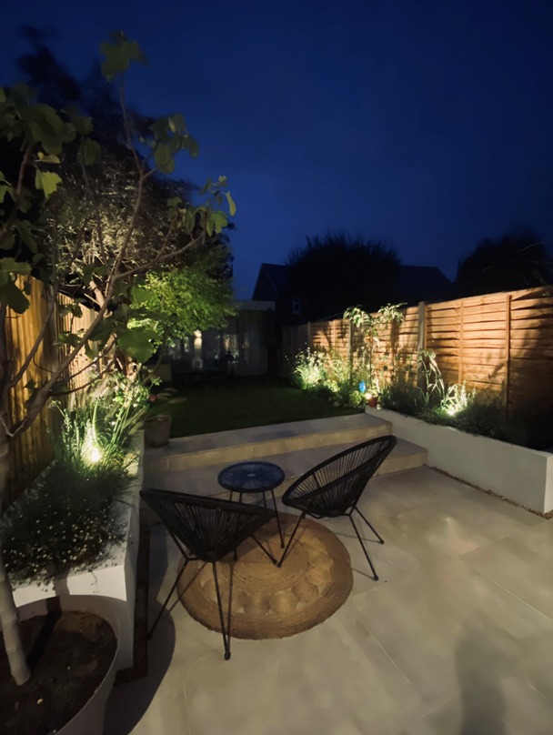 Another happy residential customer. Well done to Nathan and Atti for the for the build, rendering, planting and thank you to Spe Engineers for the lighting. It looks amazing at night.
#klguk #gardendesign #landscaping #happycustomer #planting  #lighting #speengineers #thankyou