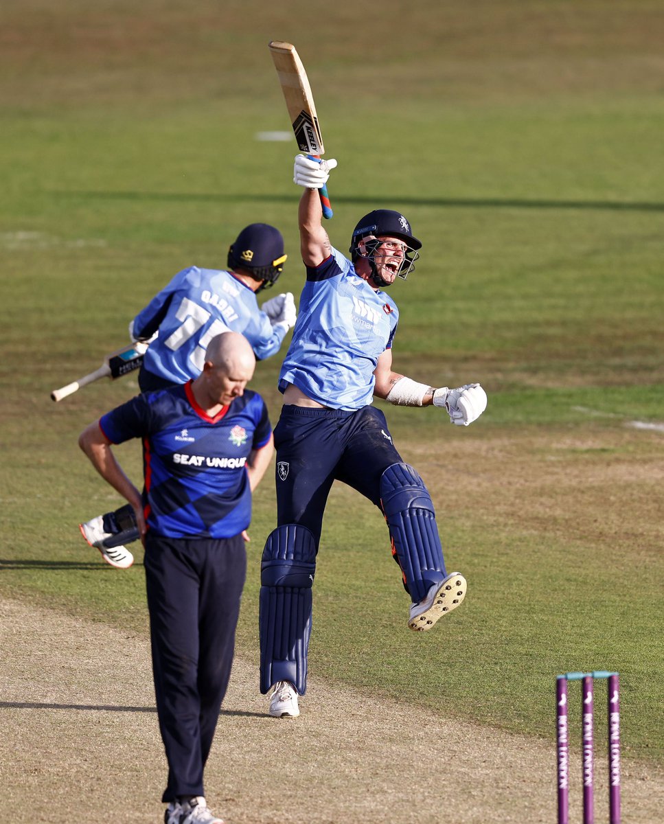 Spitfire_Dan's tweet photo. Harry Podmore, in the Royal London One Day Cup, hitting the winning runs through extra cover 💥 https://t.co/k0Bip7y1Np