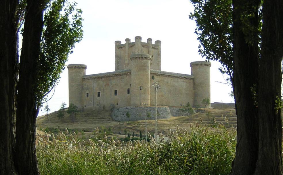 TorrelobatonV's tweet photo. El Castillo de Torrelobatón se encuentra en la comarca vallisoletana de Montes Torozos. El castillo se levanta en la zona más alta de la villa, al noroeste del casco urbano dominando el Valle del Hornija. https://t.co/y3XxACtEGB