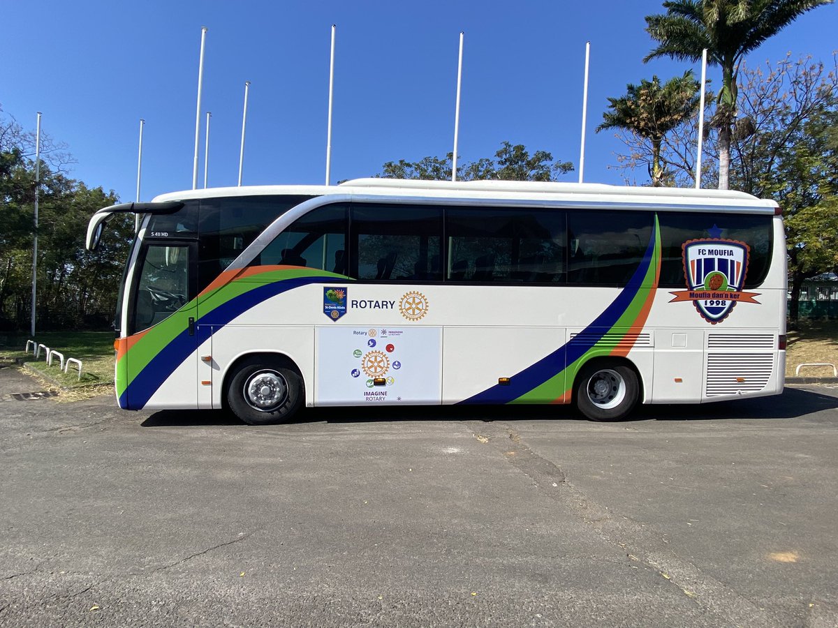 RotaryAlizes's tweet image. Rotary club ST Denis Alizés fait don d'un bus pour soutenir les jeunes sportifs du FC Moufia