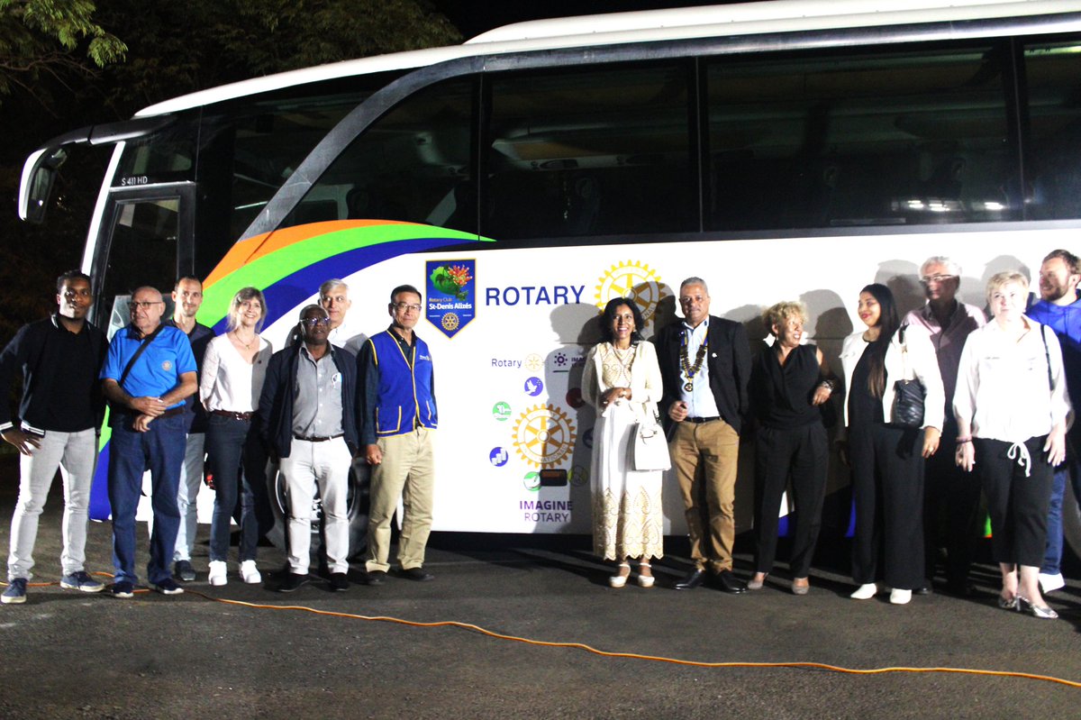 RotaryAlizes's tweet image. Rotary club ST Denis Alizés fait don d'un bus pour soutenir les jeunes sportifs du FC Moufia