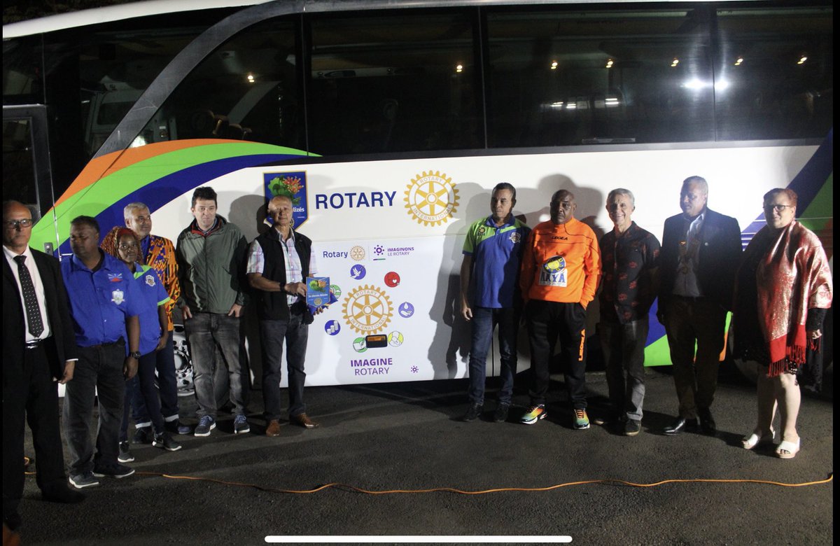 RotaryAlizes's tweet image. Rotary club ST Denis Alizés fait don d'un bus pour soutenir les jeunes sportifs du FC Moufia