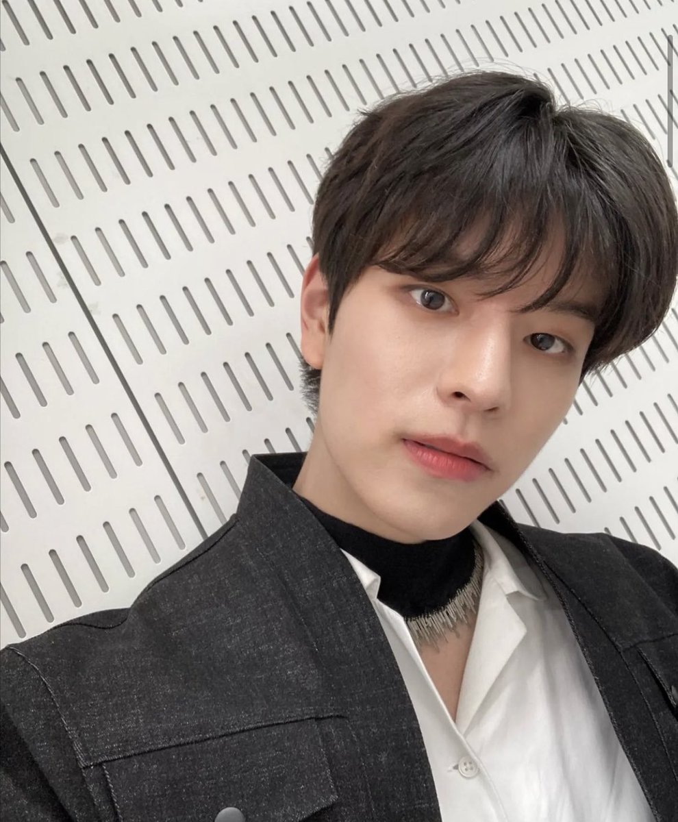 iuvseung's tweet photo. we live for the applause 🤍🖤

#SSD #stayselcaday #스트레이키즈      #Seungmin #승민 #StrayKids https://t.co/8WWaNk9qDM