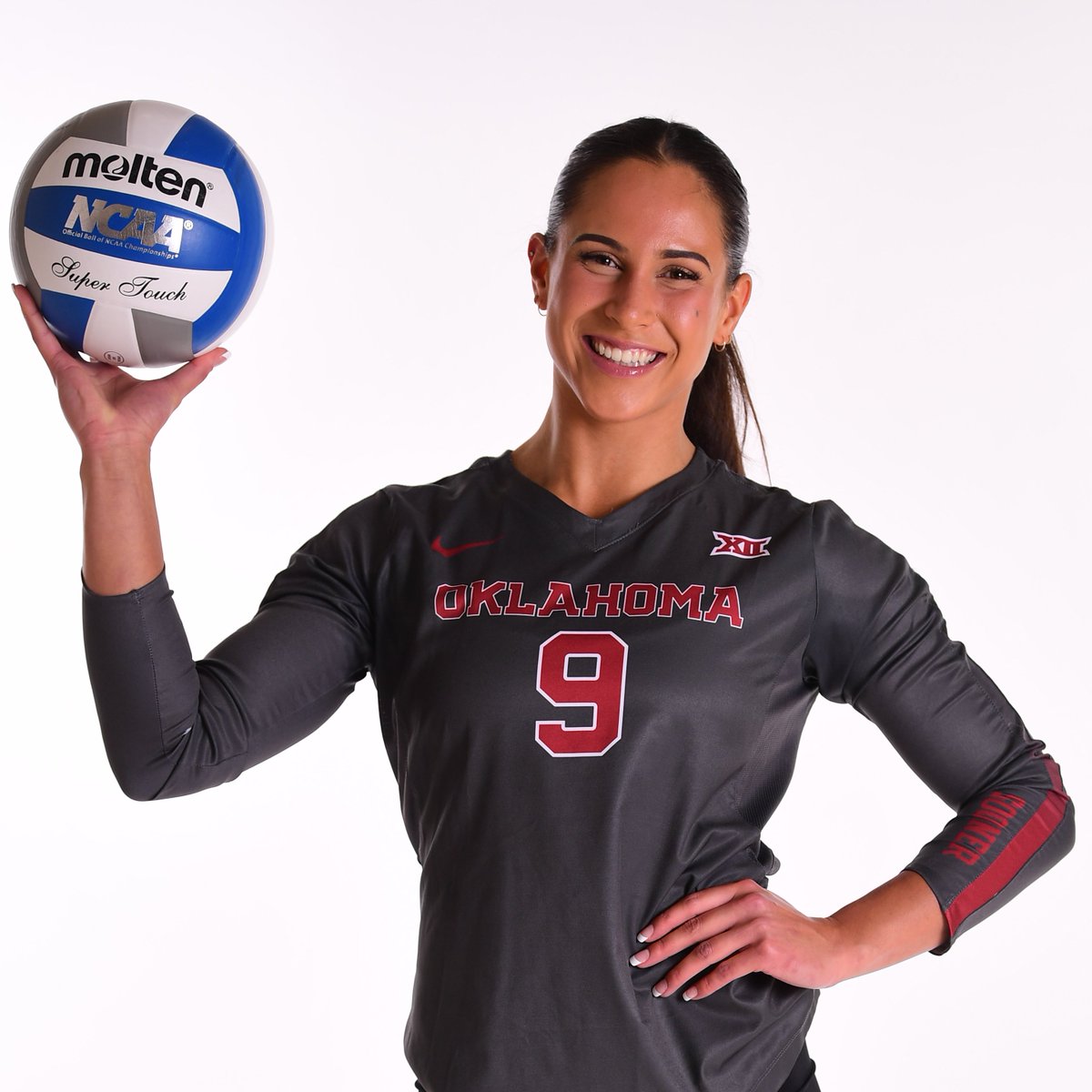 OU_Volleyball's tweet photo. Our 𝟮𝟬𝟮𝟮 𝘁𝗲𝗮𝗺 𝗰𝗮𝗽𝘁𝗮𝗶𝗻𝘀 as voted by their peers:

🔴 @_davisons 
🔴 @tyleralcorn13 
🔴 @kcarrington15 

#BoomerSooner https://t.co/SjBJXgpn1U