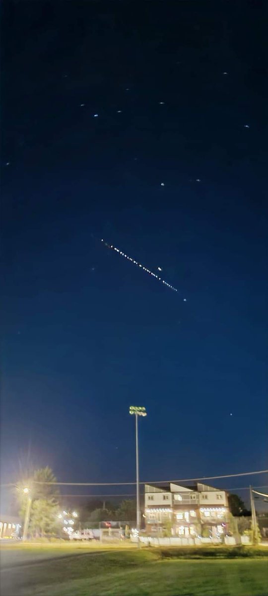 TonyLea17's tweet photo. Starlink satellites over the Cowichan Valley, Vancouver Island, British Columbia, Saturday night.
Photo by Kevin Eaton https://t.co/YAFDOJTDza