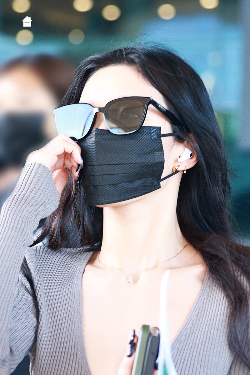 1997dawonhouse's tweet photo. 220823 인천공항 입국 🛬
#WJSN #DAWON 👸🏼
#우주소녀 #다원 #우주소녀다 https://t.co/v3z5jbWQ3J