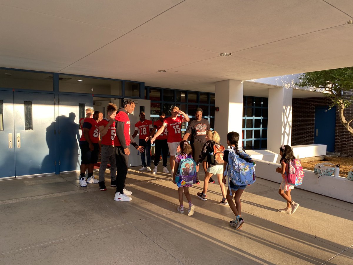 Thank you <a href="/KentCardinals/">KentElementary</a> for letting us greet our future Mustangs and a big Thank you to Ms. Williams. #FAST #cfbproud @CreekviewPrinc <a href="/CreekviewLeads/">Creekview High School</a> @DrChapmanCFBISD <a href="/CFBISD/">Carrollton-Farmers Branch ISD</a> <a href="/PutterRenee/">Renee Putter</a> <a href="/RamirezCoach/">Michael Ramirez</a>