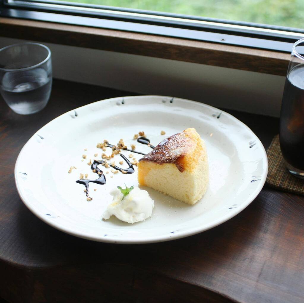 katsumit39's tweet photo. 居心地の良いcaféへ
行ってきました☕️
#湖西線
#r161
#居心地良いカフェ
#琵琶湖一望
#半熟かすてらアイスブリュレ
#カフェジジイ
#謎の薪割り
#四角い丸メガネのヤツ
#vespa
#2cv
#f500 https://t.co/UkOmYbjhCf https://t.co/LtFl9Vyz7f