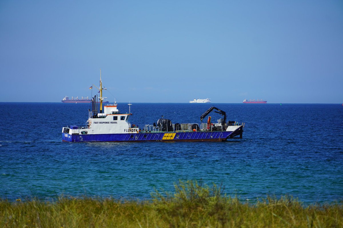 thw_lv_kueste's tweet photo. Die Ölsperren sind ausgebracht, nun wird am Strand die Ölaufnahme geprobt. Hierzu wird zusätzliches Material ans Wasser gebracht. Die beiden anwesenden Trupps UL (Unbemannte Luftfahrtsysteme) unterstützen dies mit Berechnungen und Luftaufnahmen. #balexdelta https://t.co/ojXVsyDuv1
