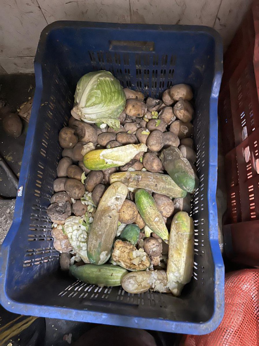 drvinay_aiims's tweet photo. #aiims का खाना इतना निम्न और गंदा है कि खाने का मन ना करे ,पर ड्यूटी और काम के pressure में हम सब यही दूषित खाना,खाने को मजबूर है ,जब हमने आवाज़ उठाई और @fssaiindia के अधिकारीयो के निरीक्षण के बाद,मेस बंद करवा दी,तो १घटे में मेस खुलवा कर हमारे ख़िलाफ़ ही कार्यवाही की बात कह दी.. https://t.co/Fb6AtYlx5C
