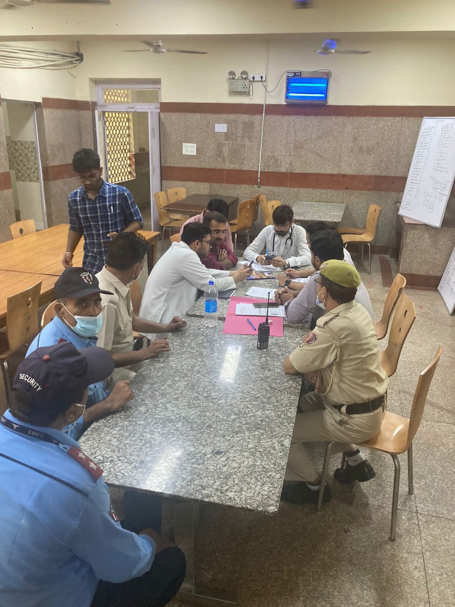 #aiims का खाना इतना निम्न और गंदा है कि खाने का मन ना करे ,पर ड्यूटी और काम के pressure में हम सब यही दूषित खाना,खाने को मजबूर है ,जब हमने आवाज़ उठाई और <a href="/fssaiindia/">FSSAI</a> के अधिकारीयो के निरीक्षण के बाद,मेस बंद करवा दी,तो १घटे में मेस खुलवा कर हमारे ख़िलाफ़ ही कार्यवाही की बात कह दी..