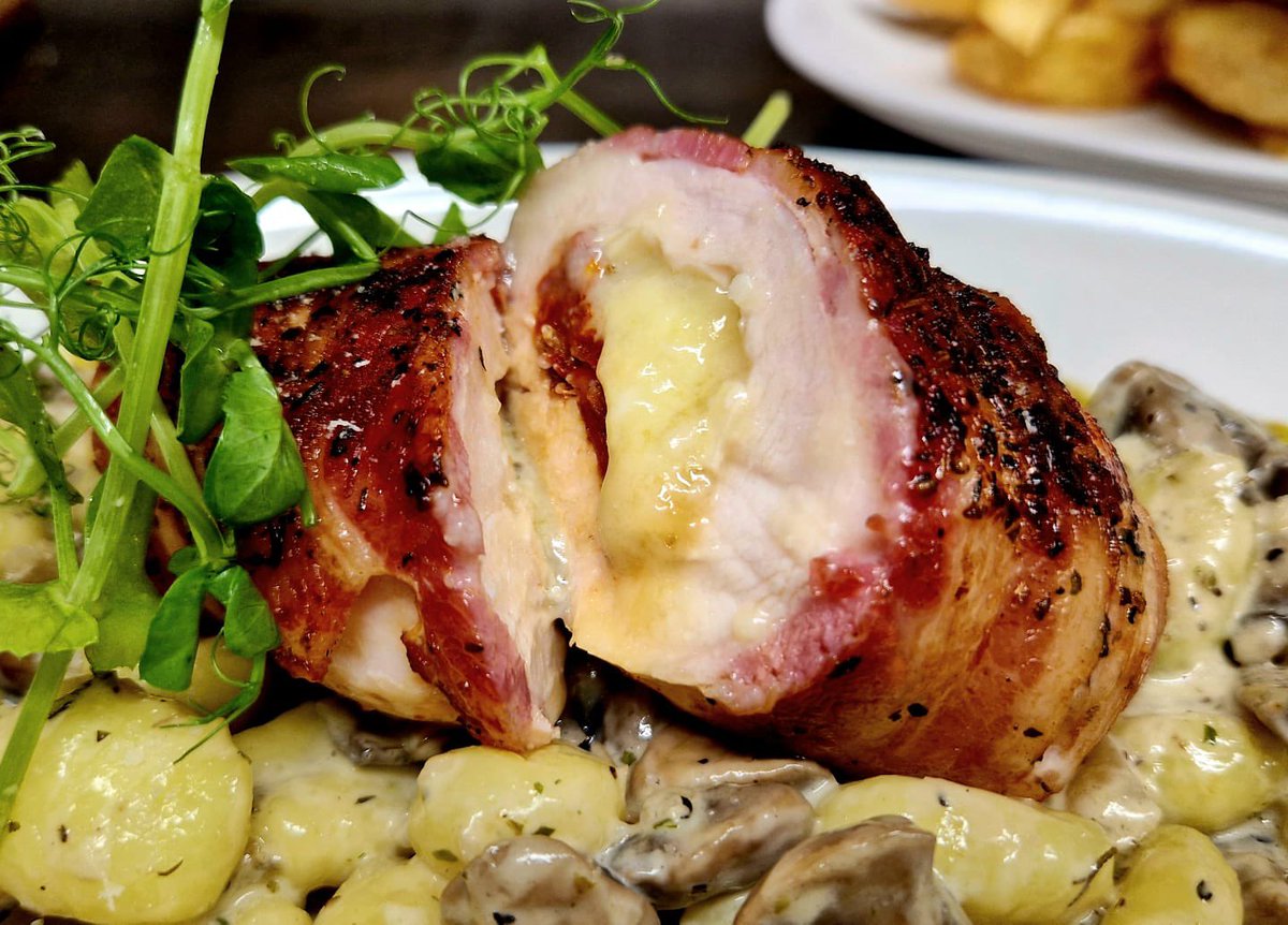 WalkleyCottage1's tweet photo. Ooooof! Look at that! 😍

Our Tender Chicken Fillet wrapped in Smoked Streaky Bacon 🤤 Served on a bed of Gnocchi bound in a Parmesan cream with pan-fried mushrooms!

Get down today and taste this magical experience! https://t.co/BWWHfW2CvM